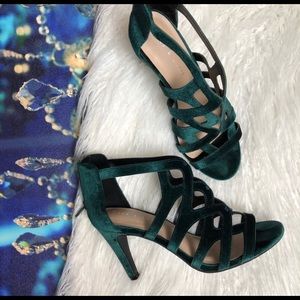 Elegant green velvet wedding shoes
